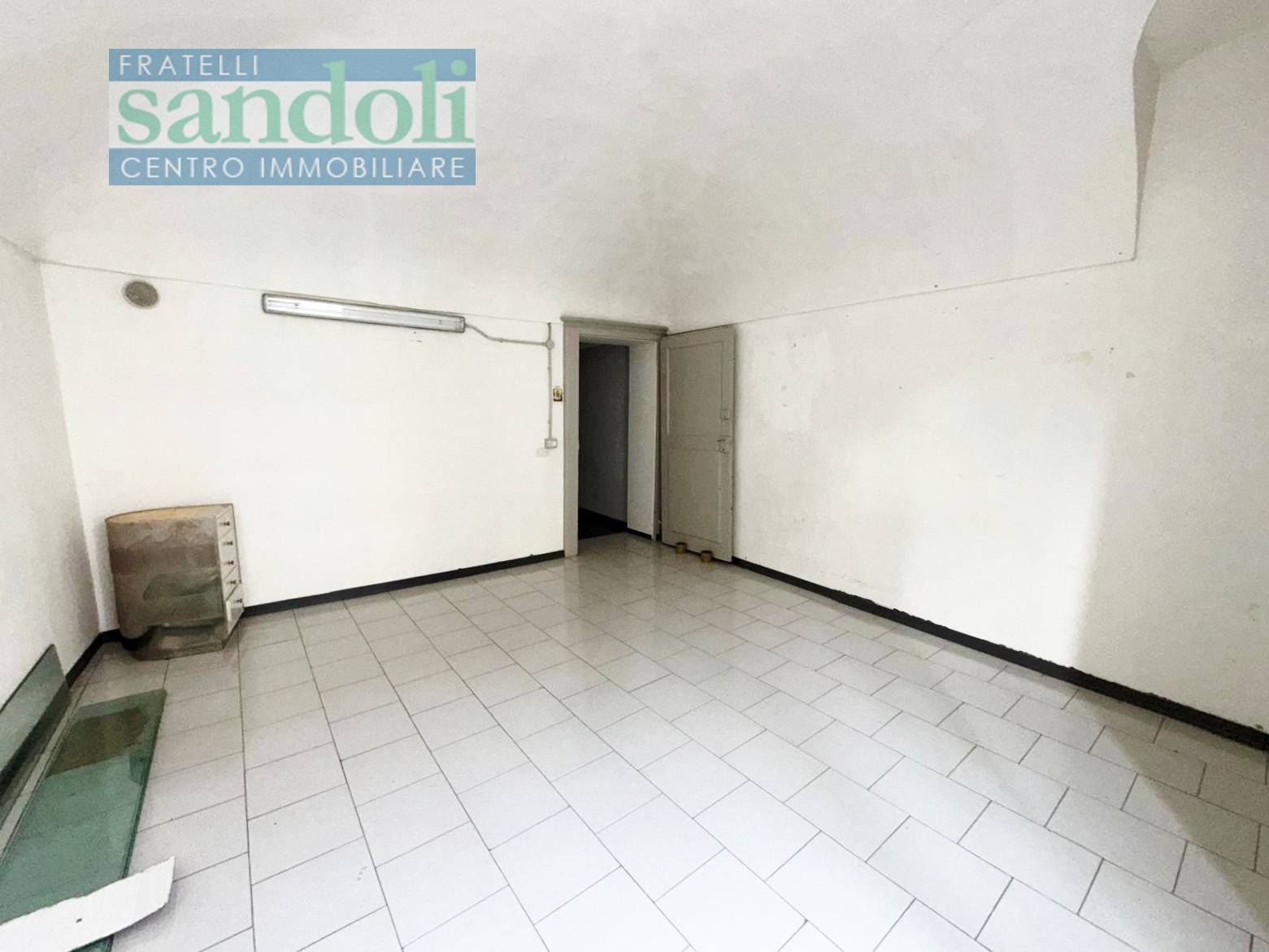 Locale commerciale in affitto a Vercelli, Centro