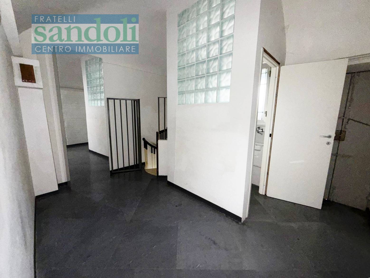 Locale commerciale in affitto a Vercelli, Centro