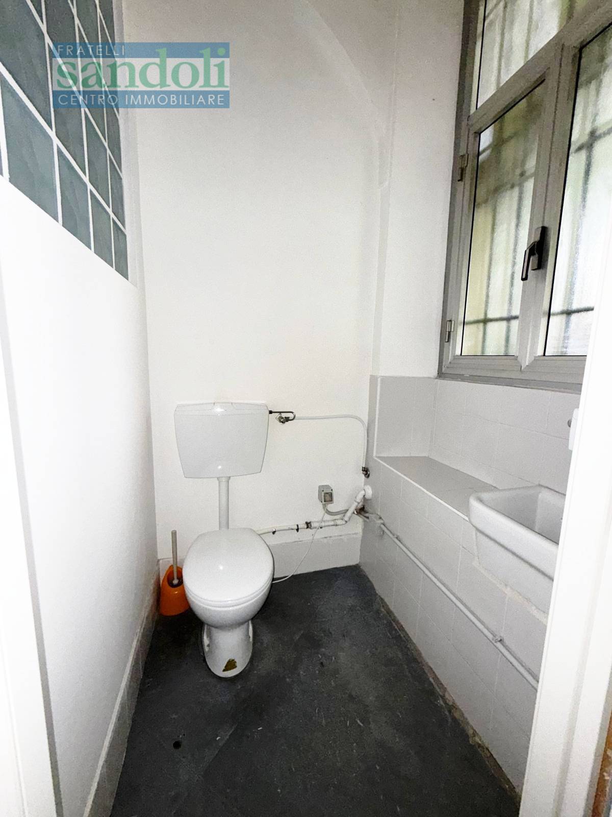 Locale commerciale in affitto a Vercelli, Centro