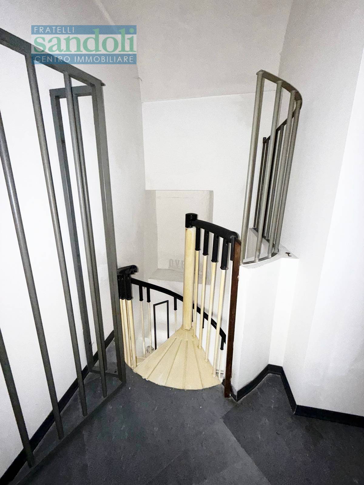 Locale commerciale in affitto a Vercelli, Centro