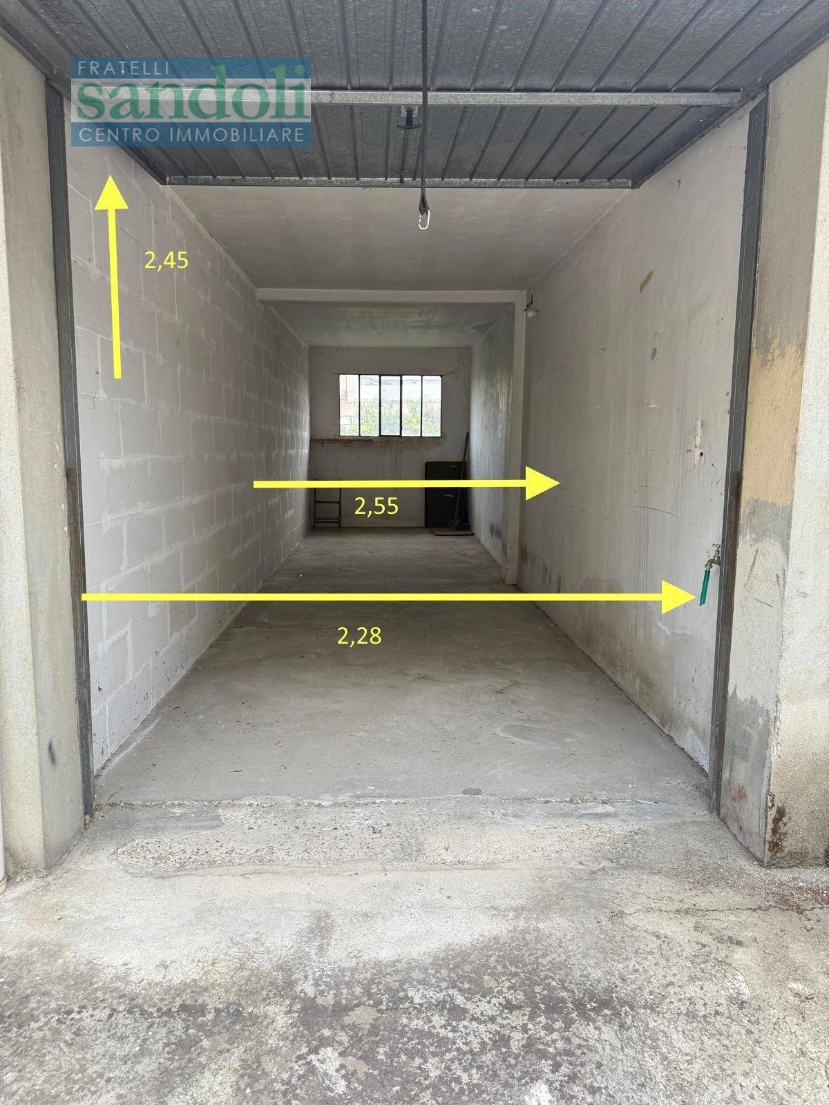 Box in vendita a Vercelli, Semicentro