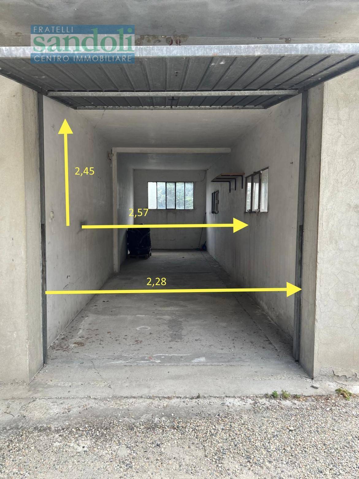 Box in vendita a Vercelli, Semicentro