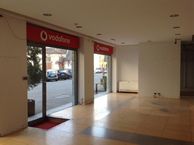 Locale commerciale in vendita a Vercelli, Centro