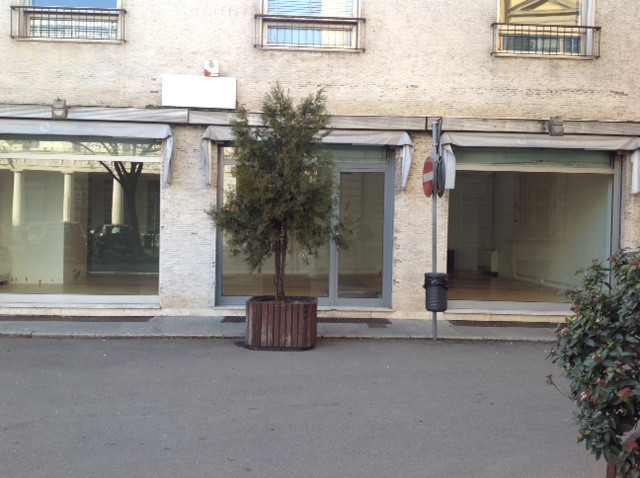 Locale commerciale in vendita a Vercelli, Centro