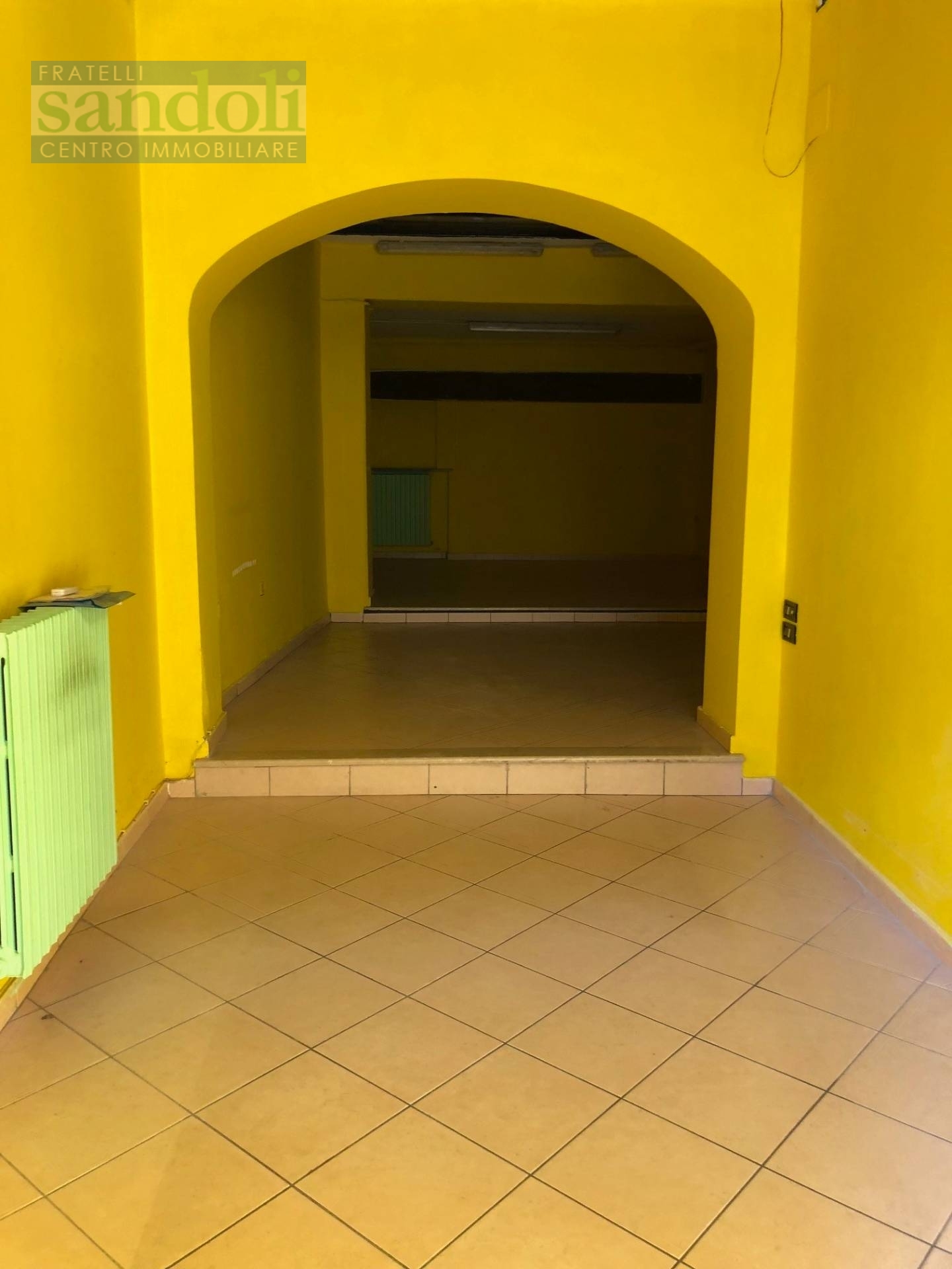 Locale commerciale in vendita a Vercelli, Centro