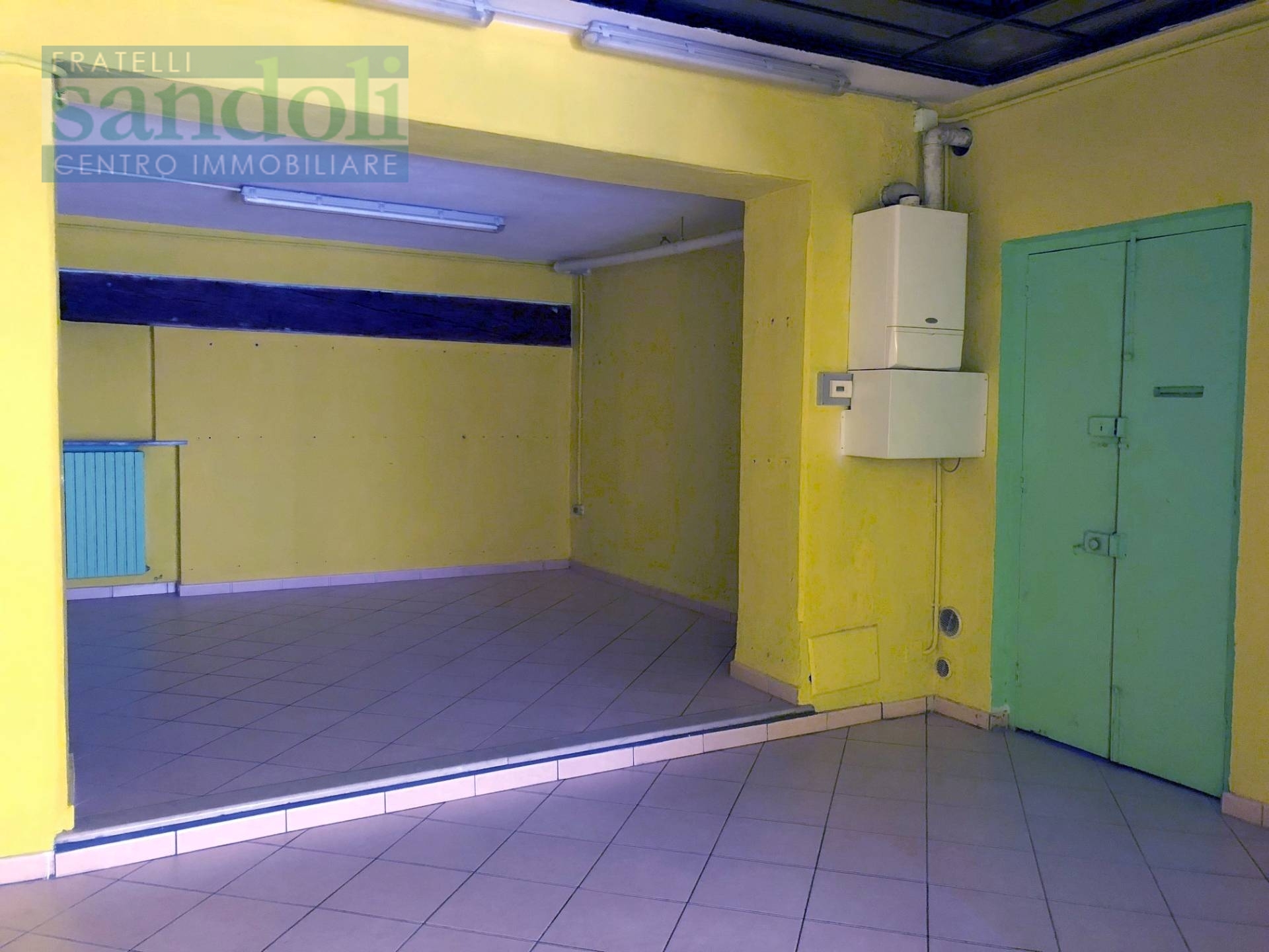 Locale commerciale in vendita a Vercelli, Centro