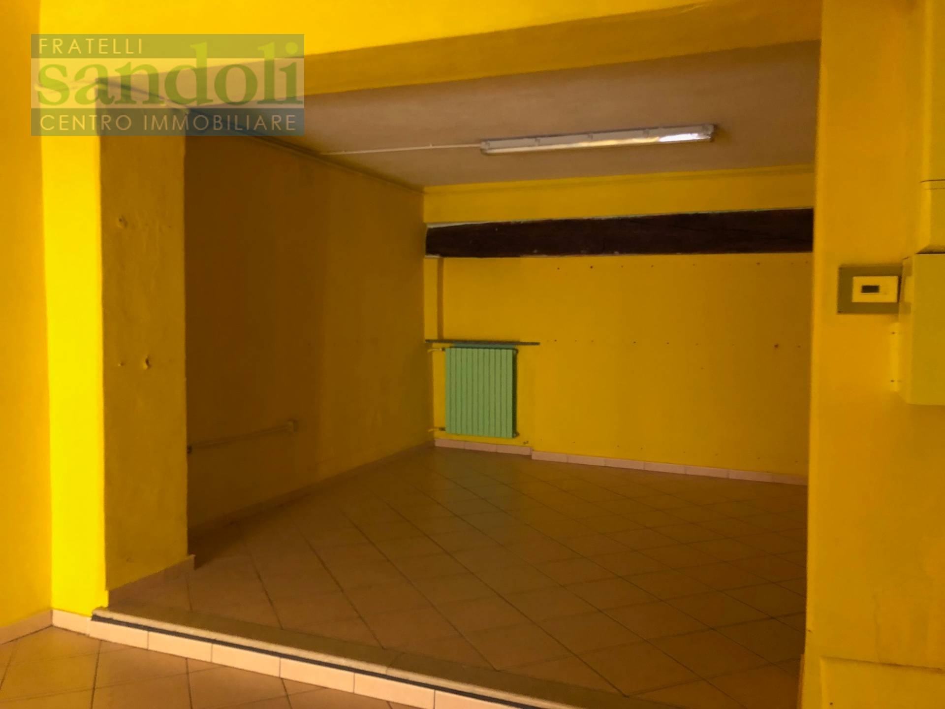 Locale commerciale in vendita a Vercelli, Centro