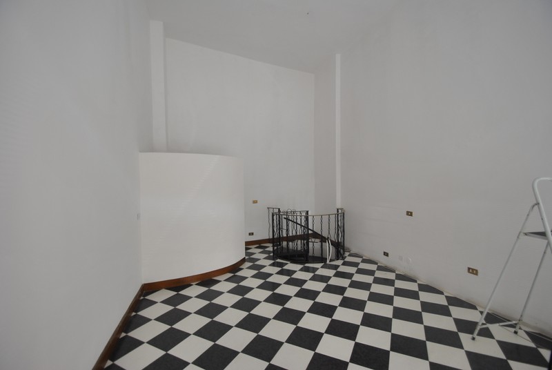 Locale commerciale in vendita a Vercelli, Centro