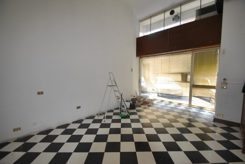 Locale commerciale in vendita a Vercelli, Centro