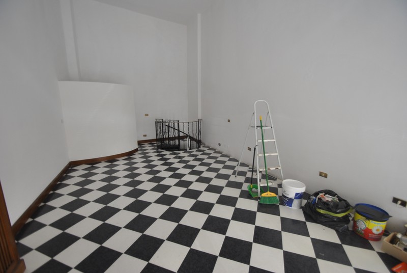 Locale commerciale in vendita a Vercelli, Centro