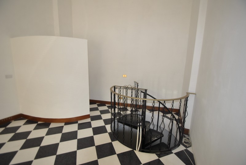 Locale commerciale in vendita a Vercelli, Centro