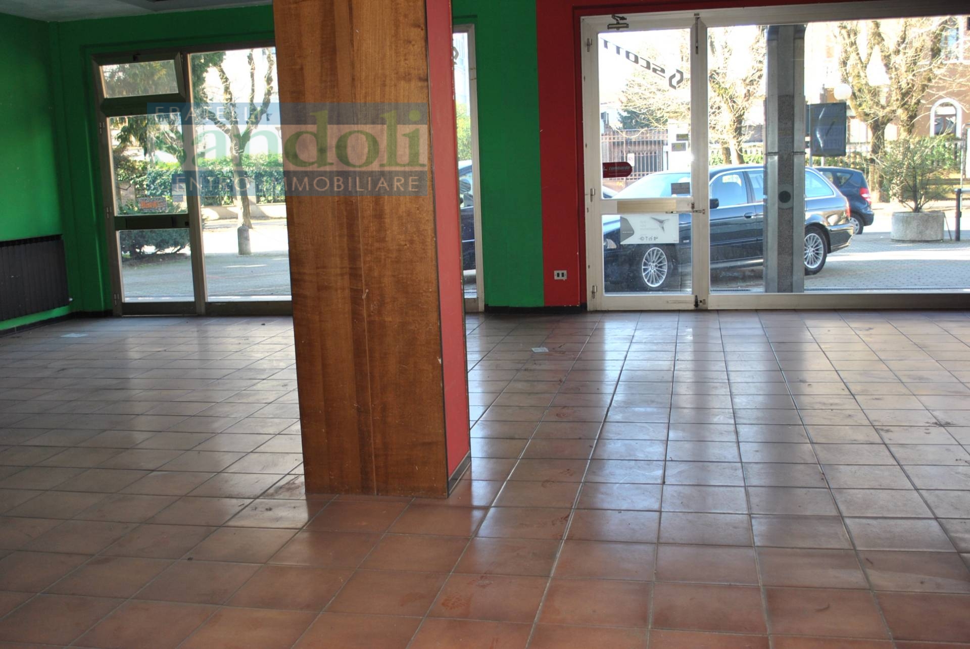 Locale commerciale in vendita a Vercelli, Viale Rimembranza