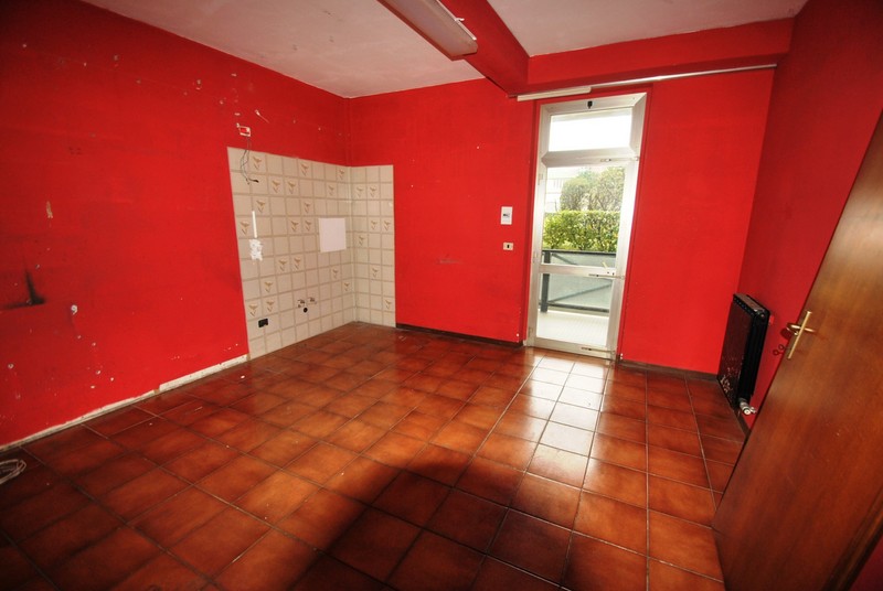 Locale commerciale in vendita a Vercelli, Viale Rimembranza