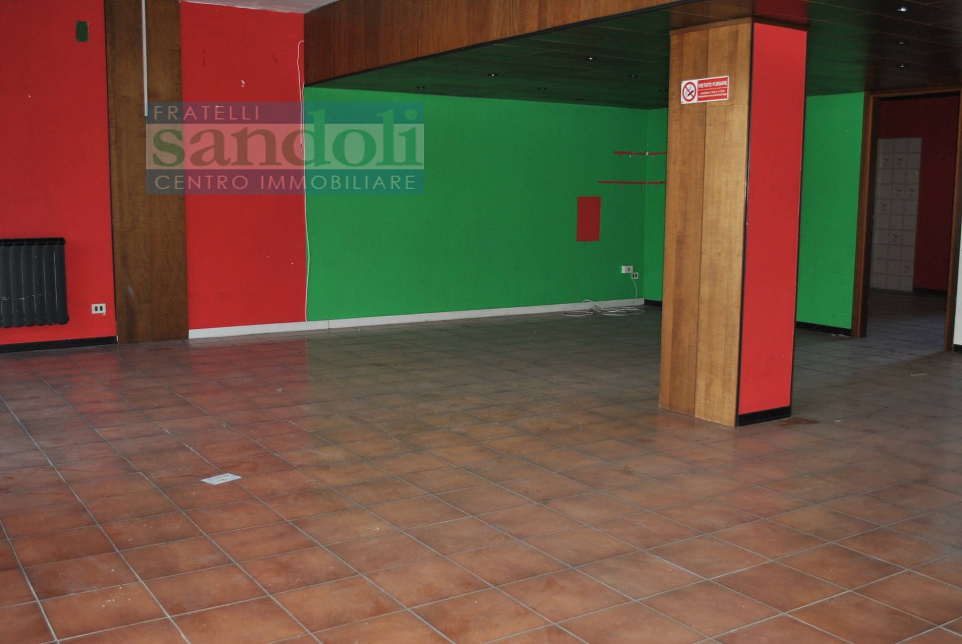 Locale commerciale in vendita a Vercelli, Viale Rimembranza