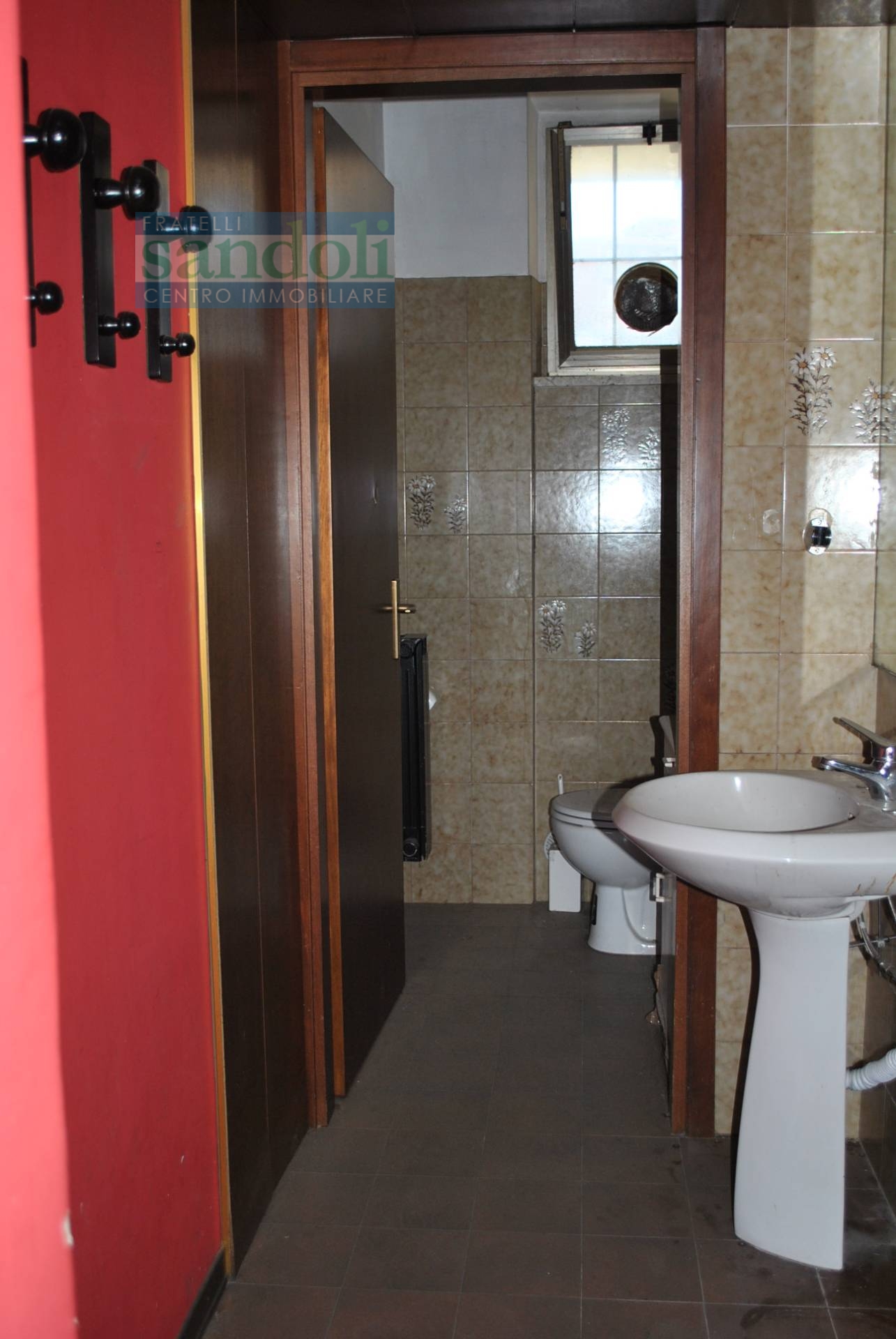 Locale commerciale in vendita a Vercelli, Viale Rimembranza