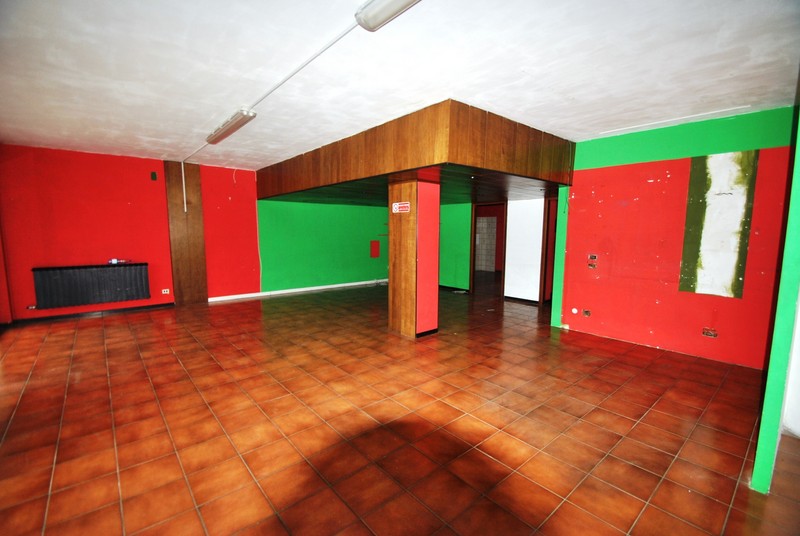 Locale commerciale in vendita a Vercelli, Viale Rimembranza