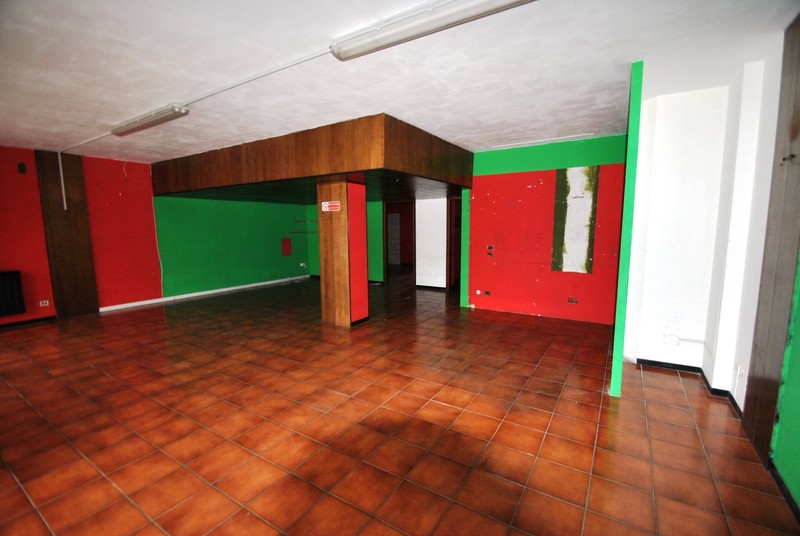 Locale commerciale in vendita a Vercelli, Viale Rimembranza