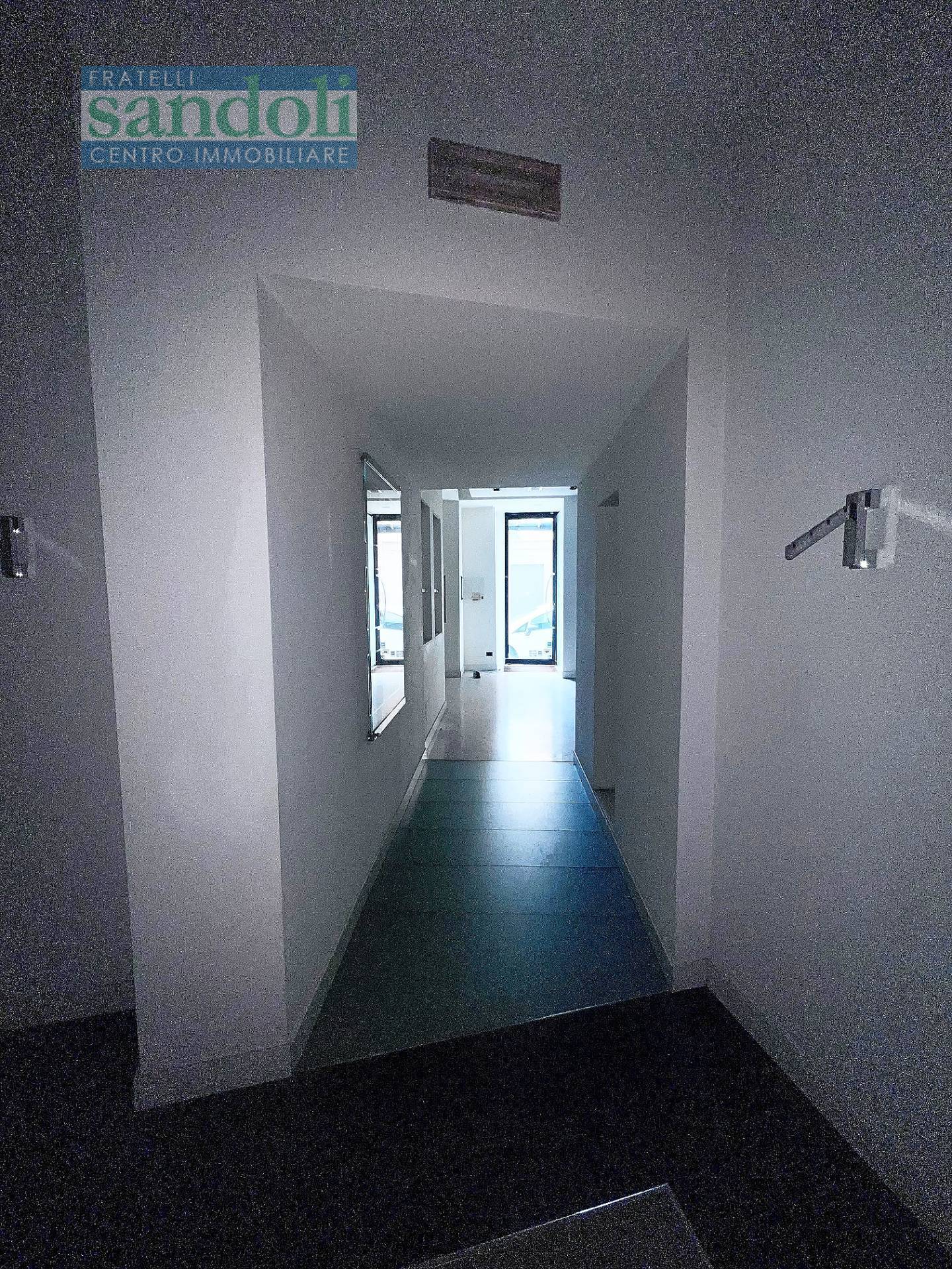 Negozio-Ufficio in affitto a Vercelli, Centro