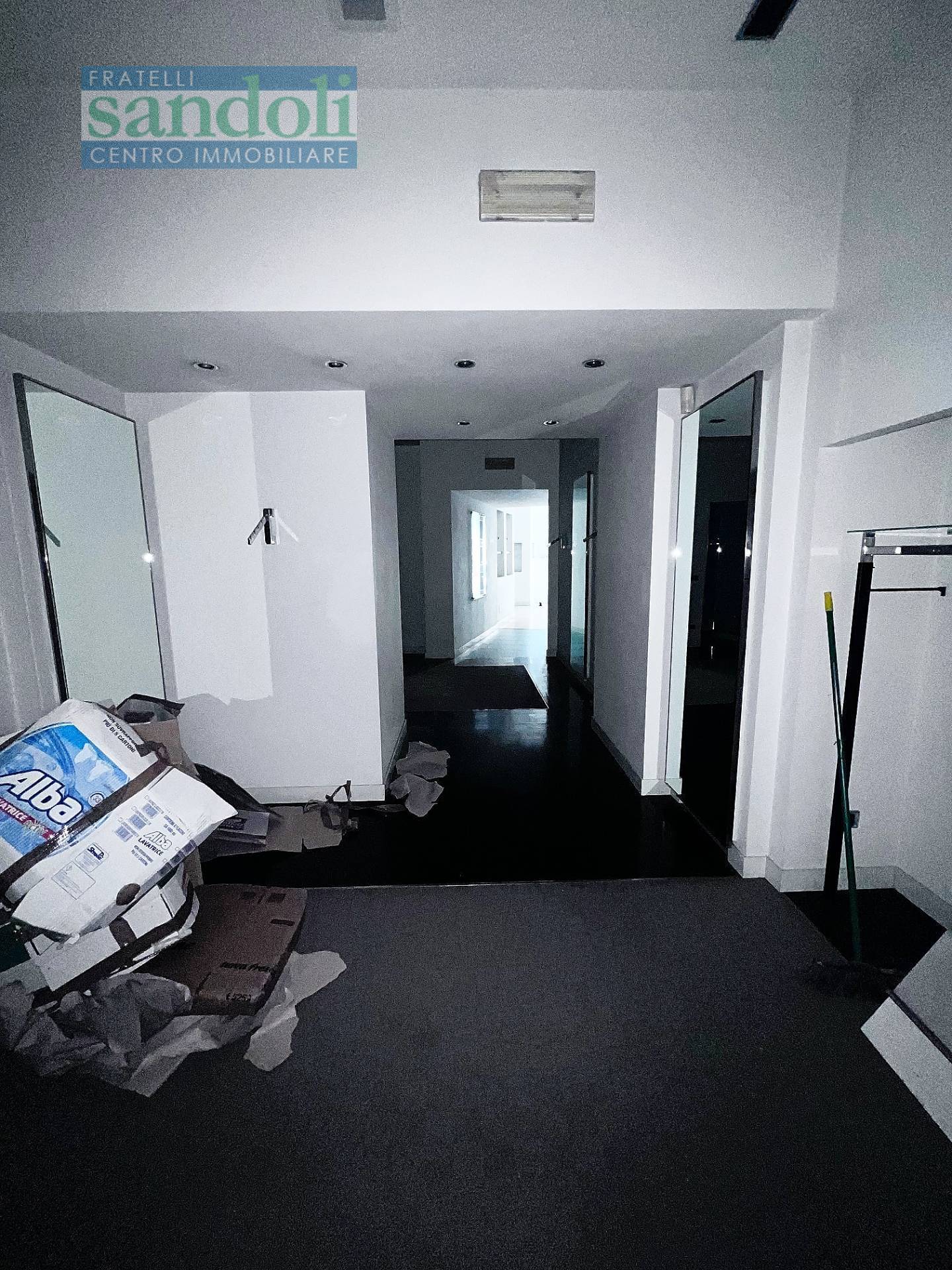 Negozio-Ufficio in affitto a Vercelli, Centro