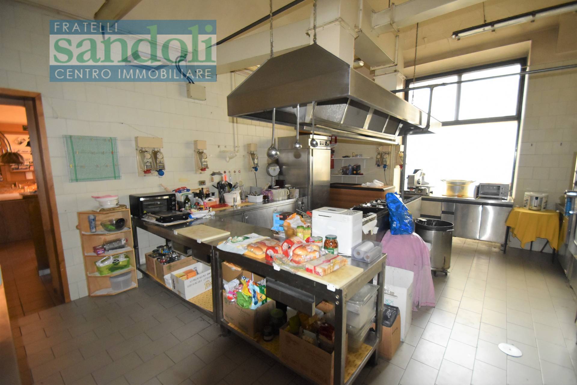 Locale commerciale in vendita a Vercelli, Stazione