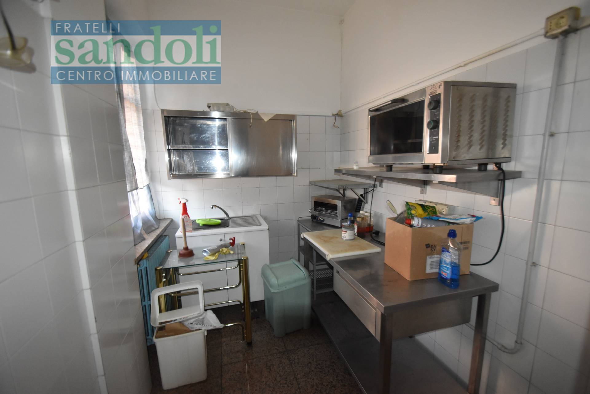 Locale commerciale in vendita a Santhi