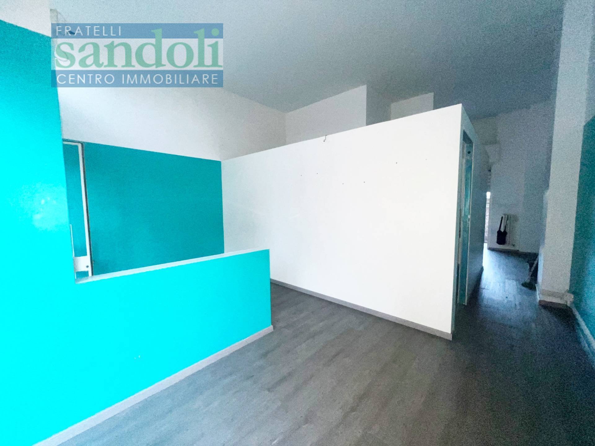 Negozio-Ufficio in vendita a Vercelli, Semicentro