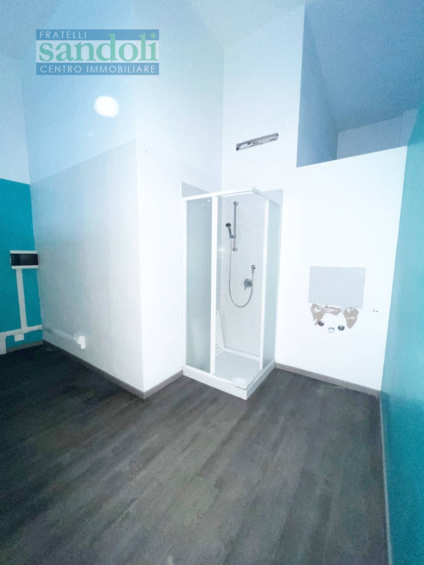 Negozio-Ufficio in vendita a Vercelli, Semicentro