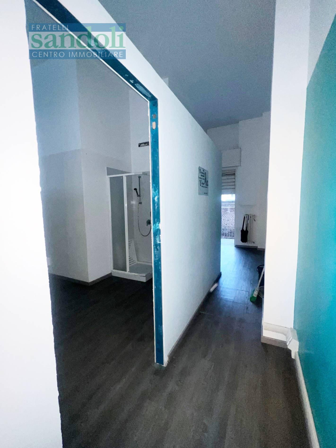 Negozio-Ufficio in vendita a Vercelli, Semicentro