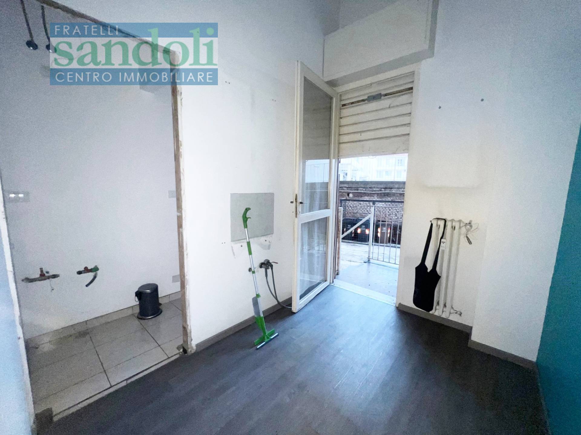 Negozio-Ufficio in vendita a Vercelli, Semicentro