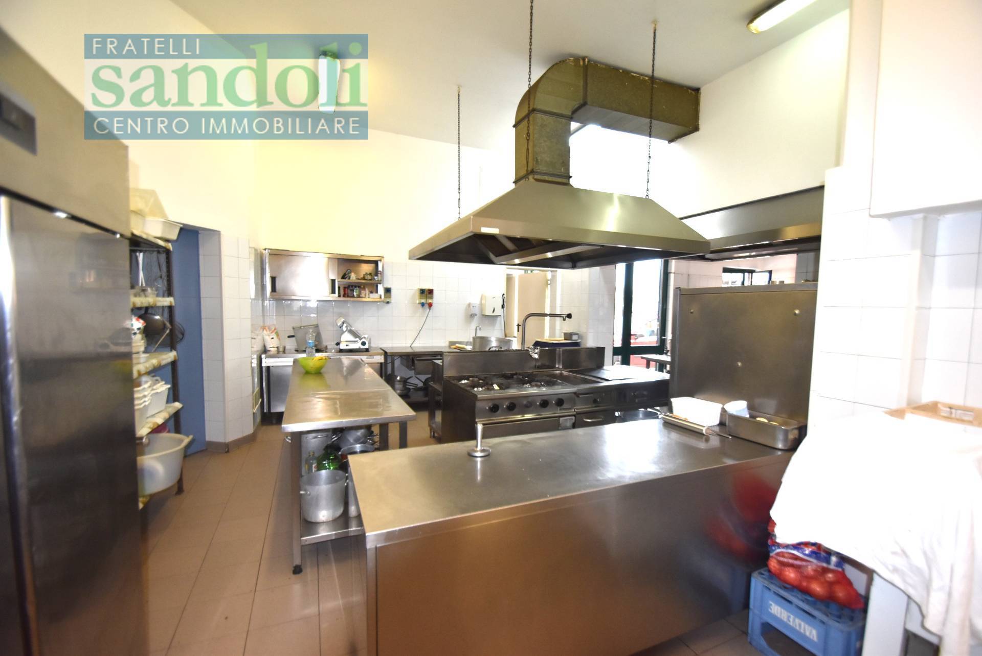 Locale commerciale in vendita a Vercelli, Semicentro