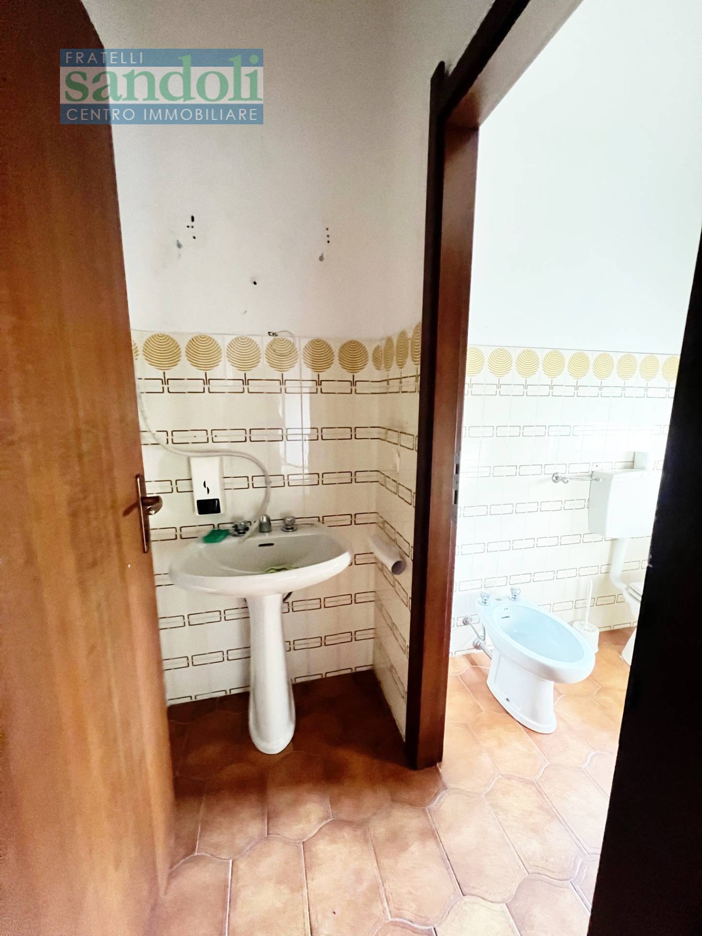 Locale commerciale in affitto a Vercelli, Semicentro