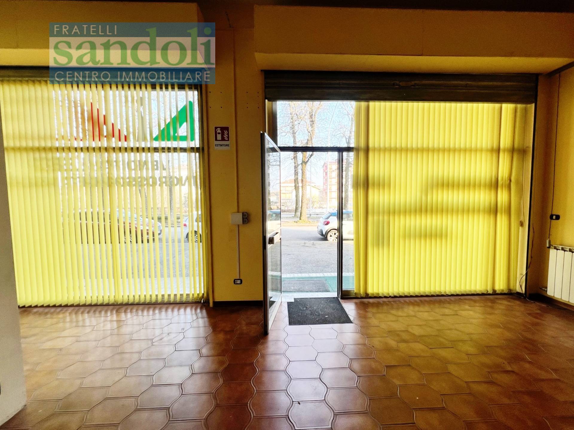 Locale commerciale in affitto a Vercelli, Semicentro