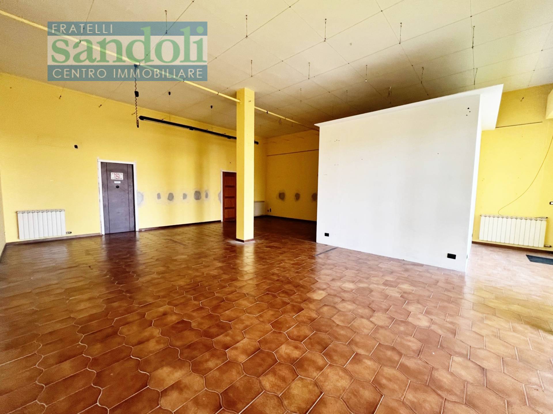 Locale commerciale in affitto a Vercelli, Semicentro