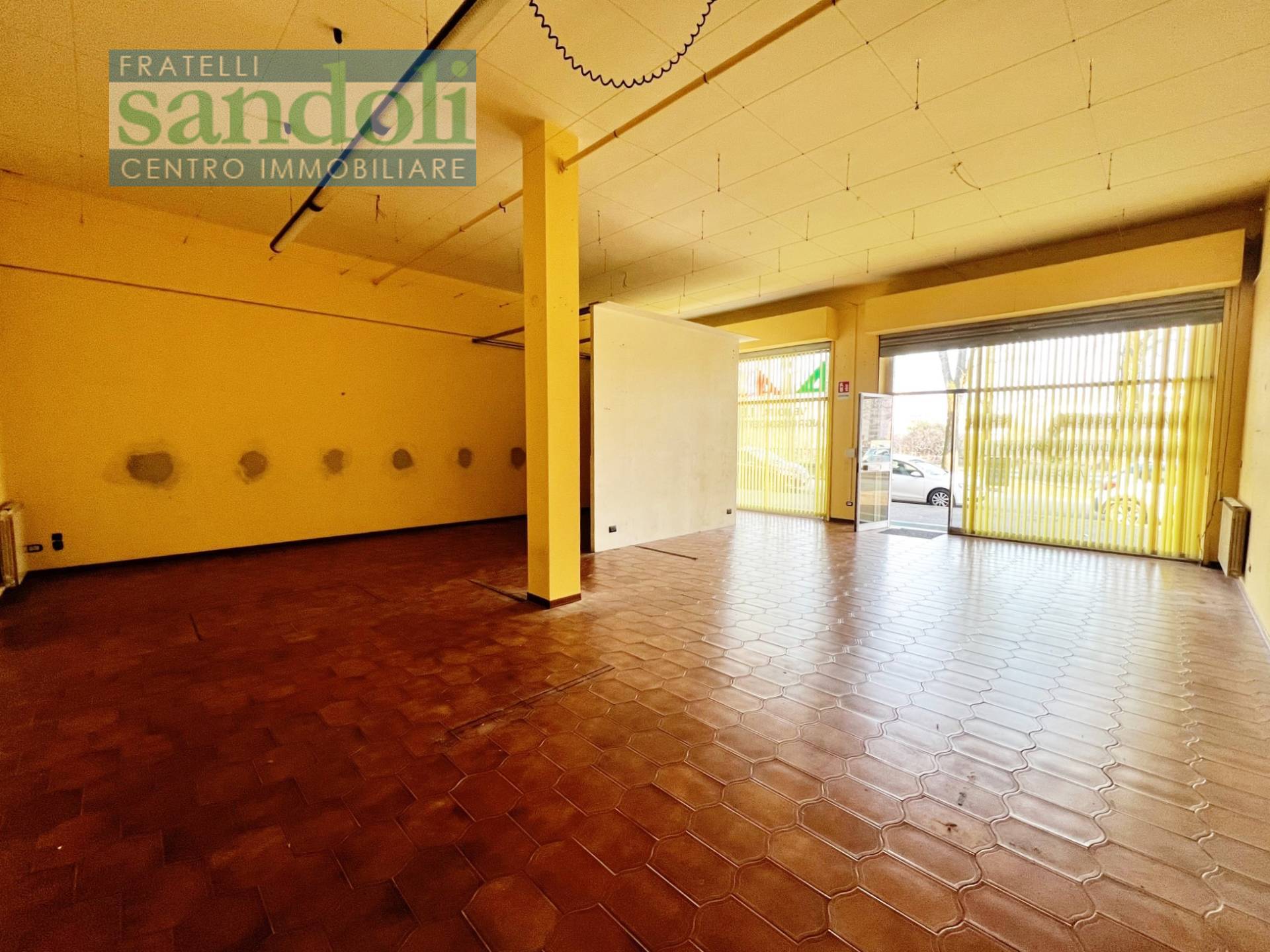 Locale commerciale in affitto a Vercelli, Semicentro