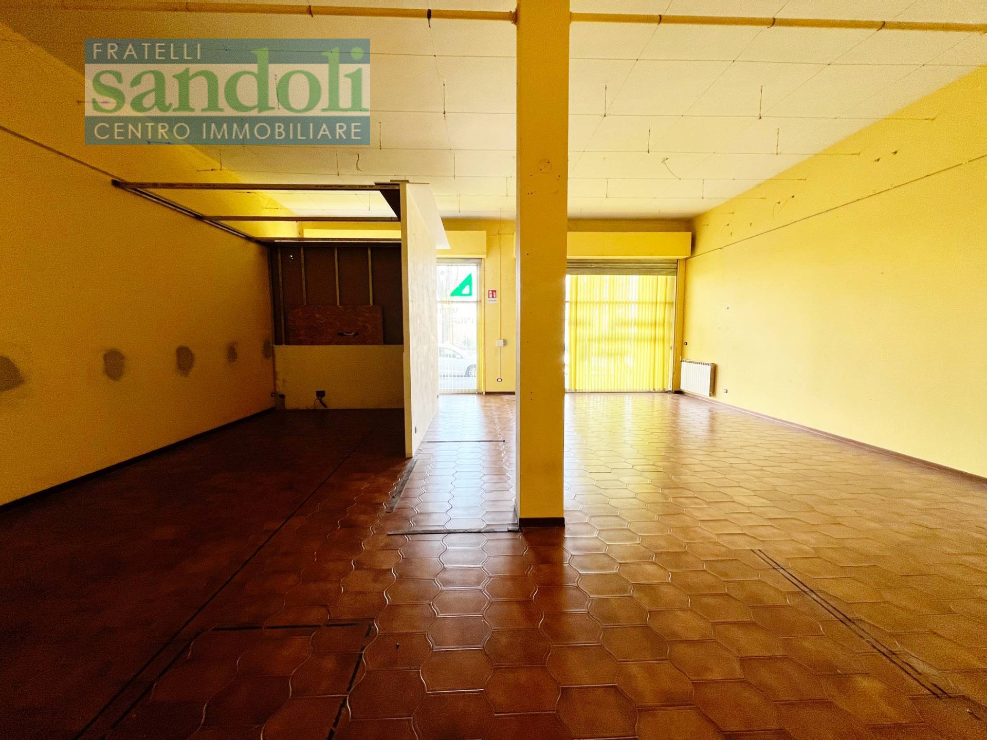 Locale commerciale in affitto a Vercelli, Semicentro