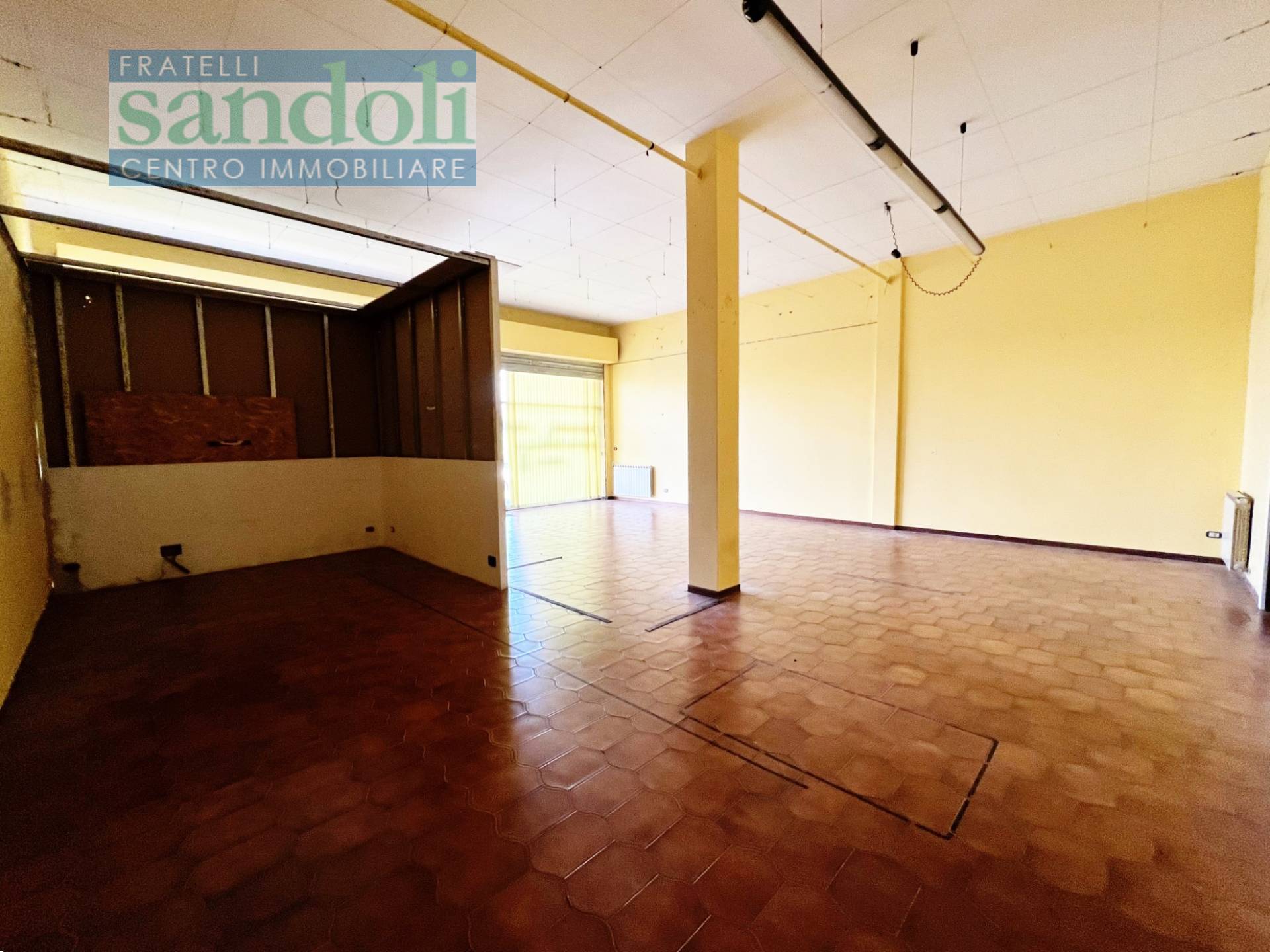 Locale commerciale in affitto a Vercelli, Semicentro