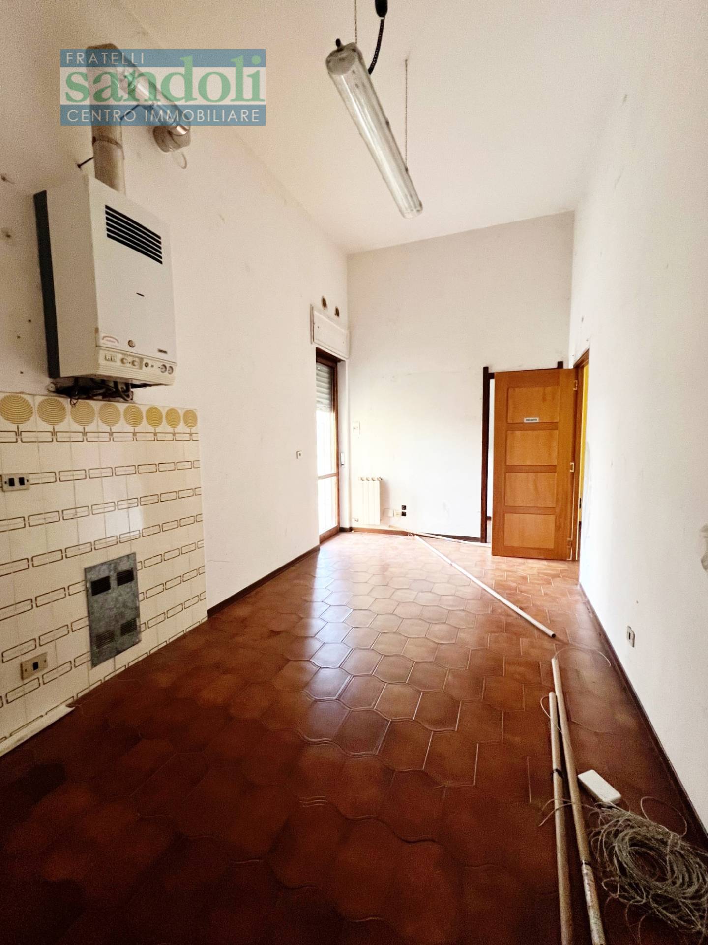 Locale commerciale in affitto a Vercelli, Semicentro