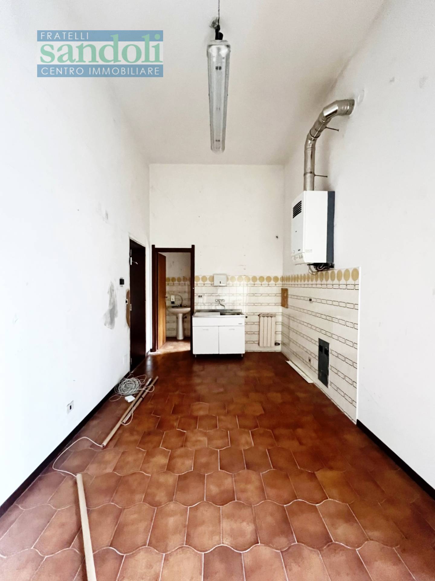 Locale commerciale in affitto a Vercelli, Semicentro