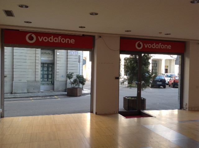 Locale commerciale in vendita a Vercelli, Centro