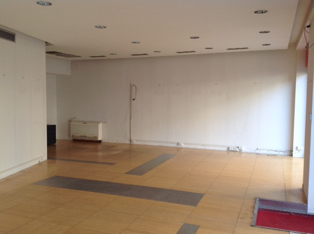 Locale commerciale in vendita a Vercelli, Centro