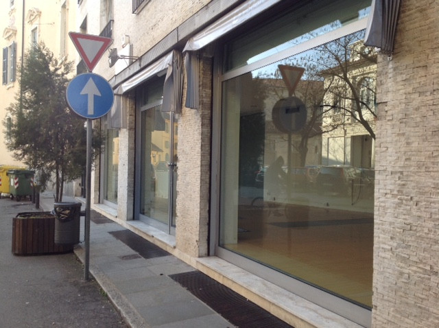 Locale commerciale in vendita a Vercelli, Centro