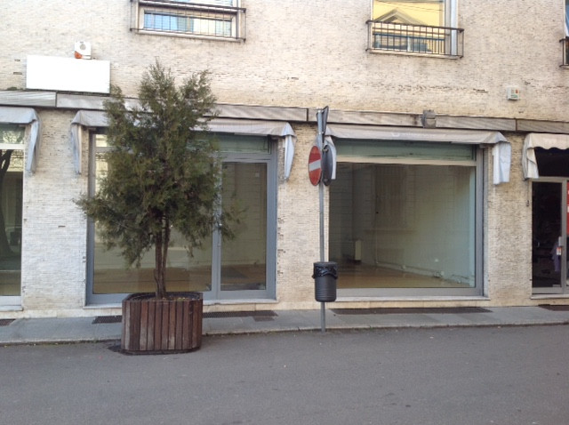 Locale commerciale in vendita a Vercelli, Centro