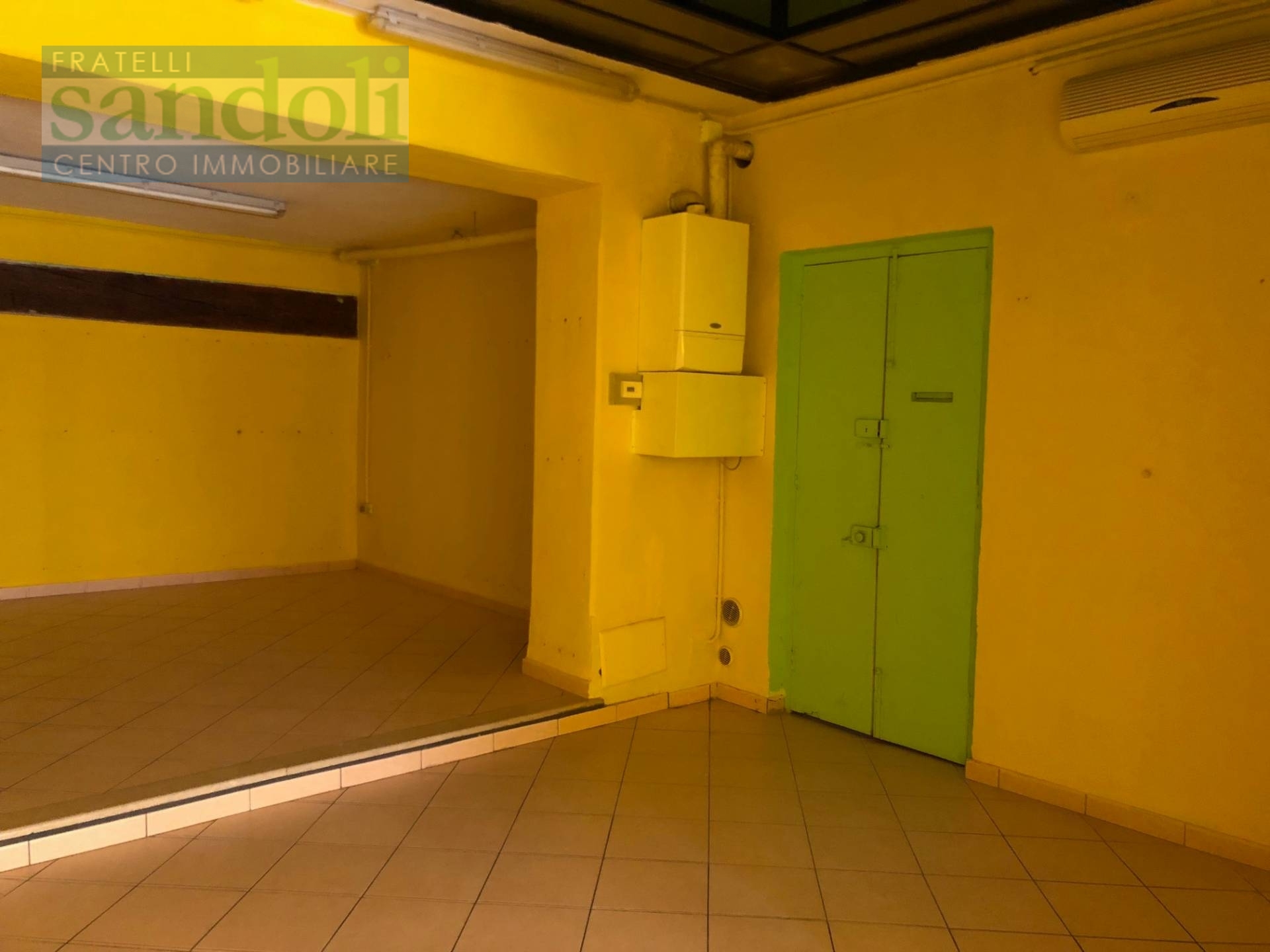 Locale commerciale in vendita a Vercelli, Centro