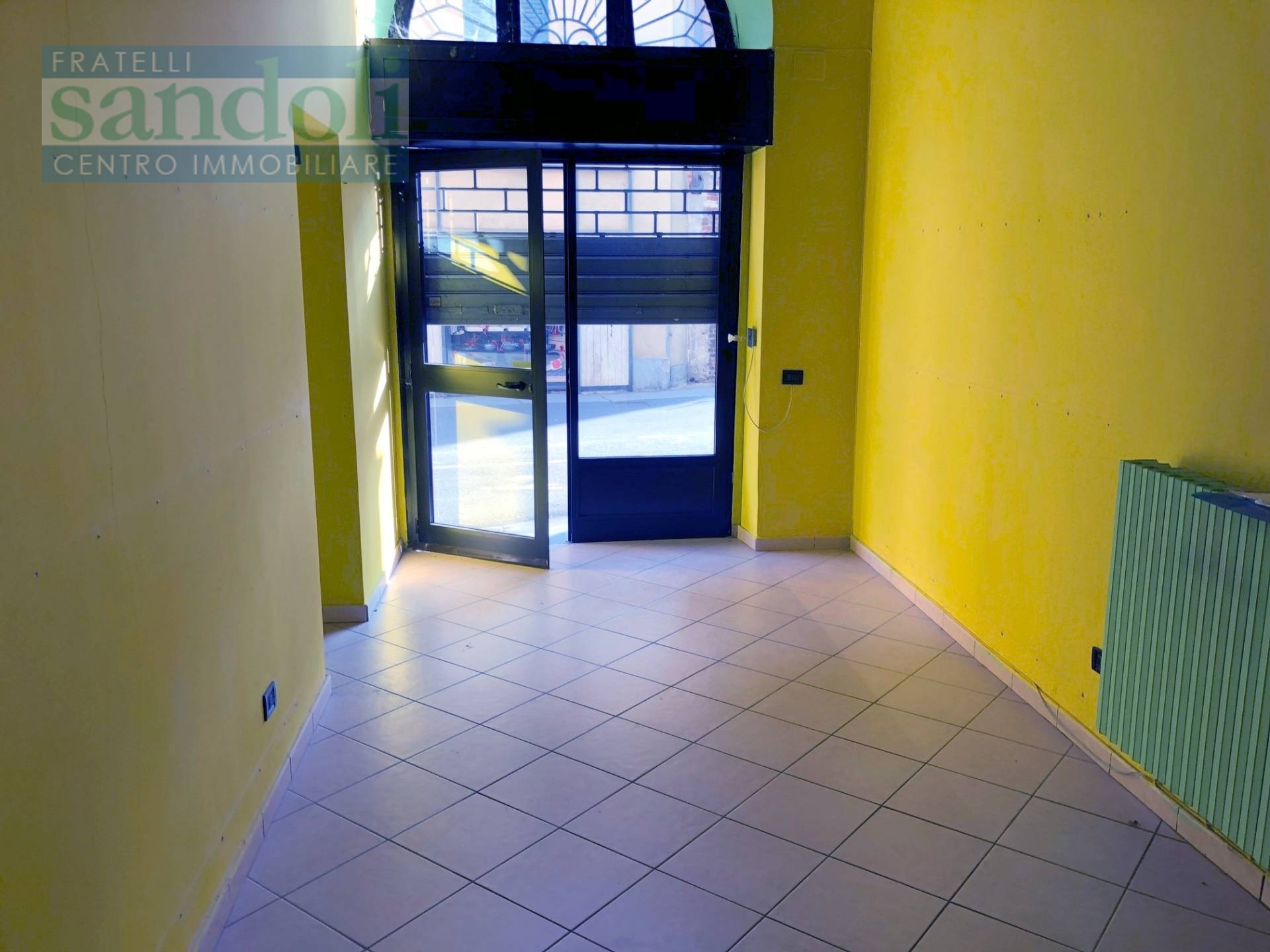 Locale commerciale in vendita a Vercelli, Centro