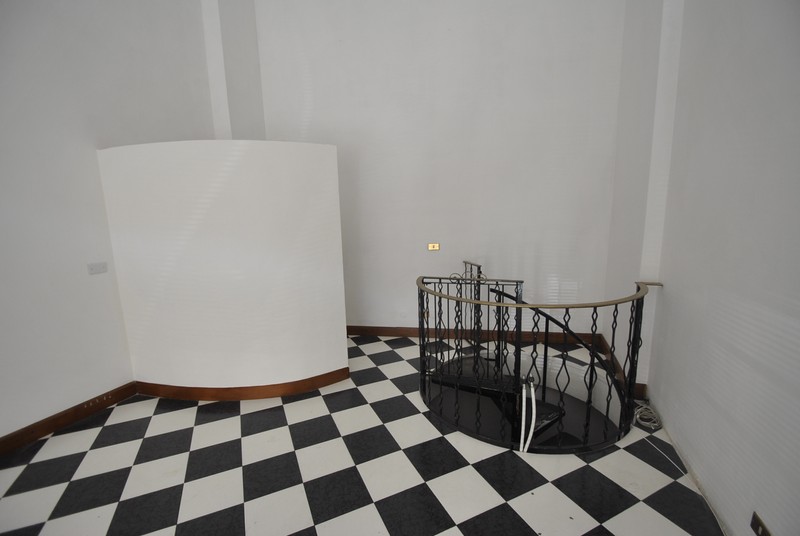 Locale commerciale in vendita a Vercelli, Centro