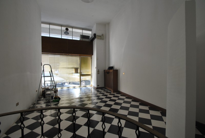 Locale commerciale in vendita a Vercelli, Centro