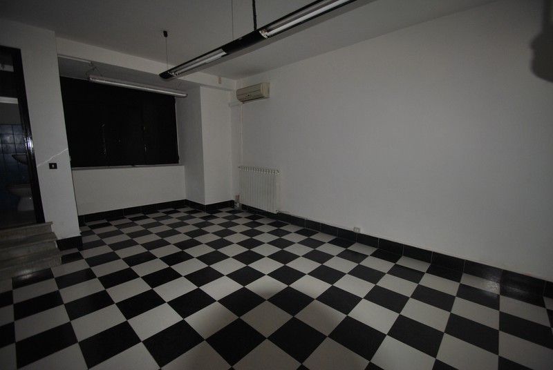 Locale commerciale in vendita a Vercelli, Centro