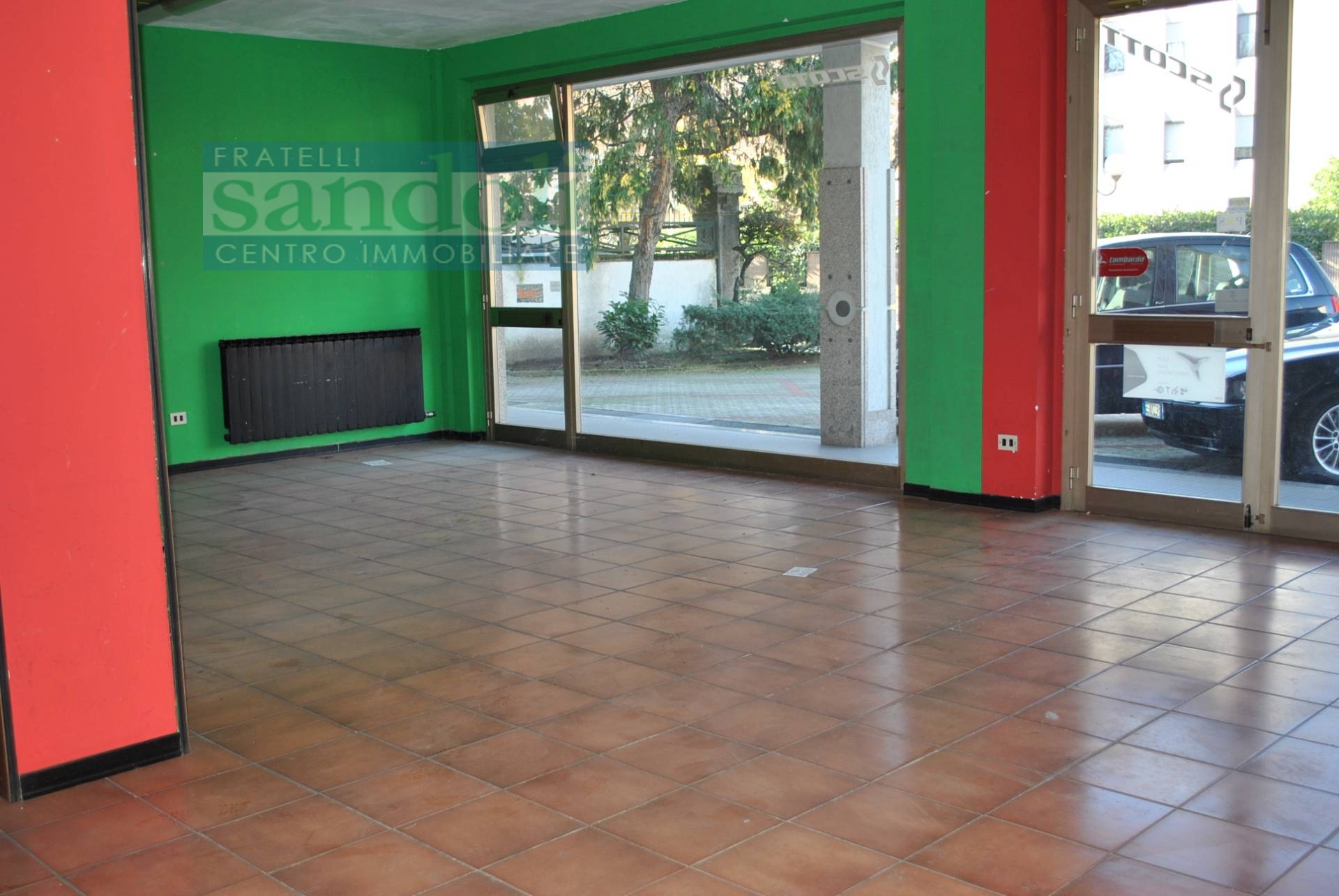 Locale commerciale in vendita a Vercelli, Viale Rimembranza