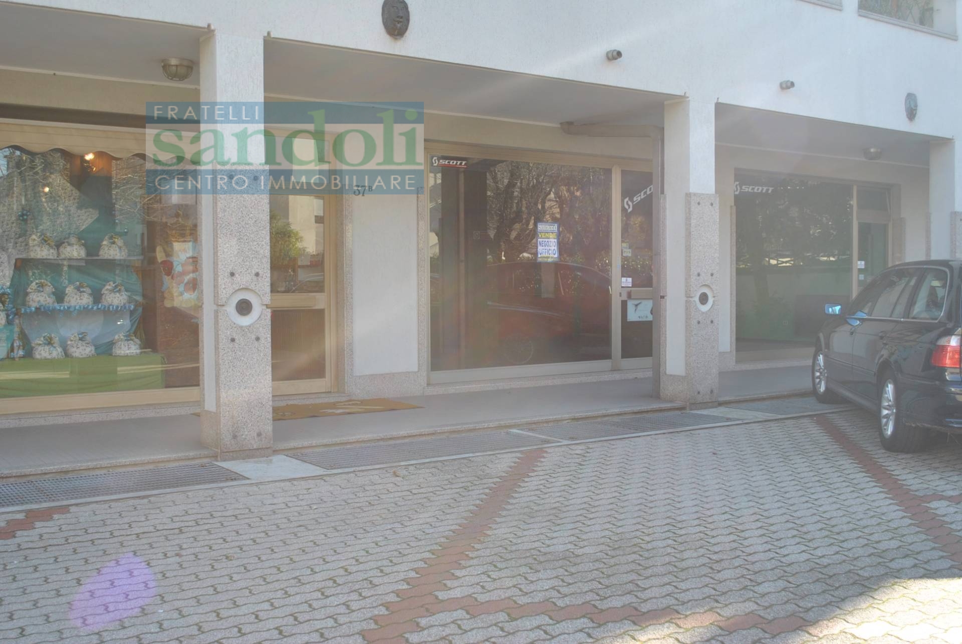 Locale commerciale in vendita a Vercelli, Viale Rimembranza