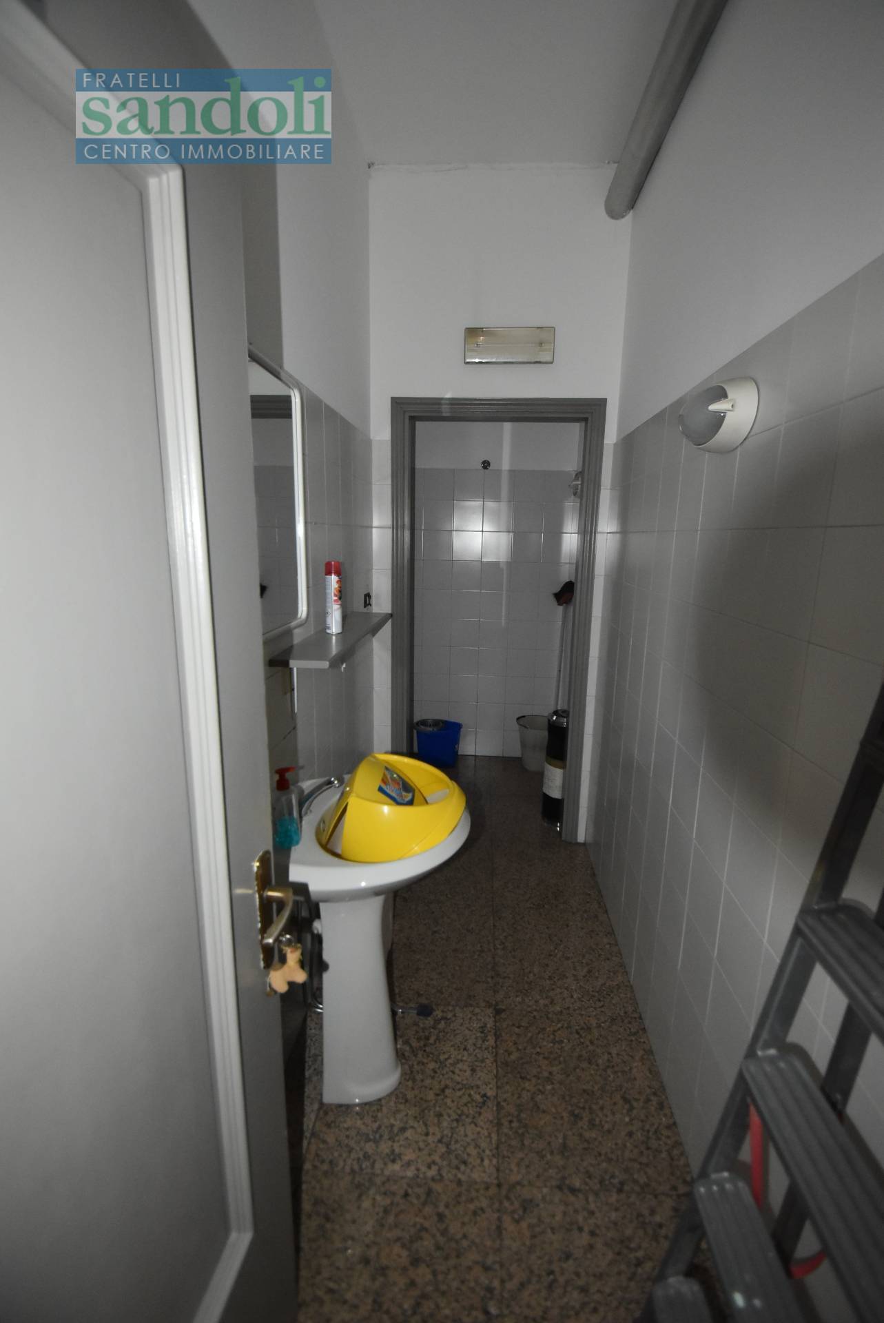 Locale commerciale in vendita a Santhi